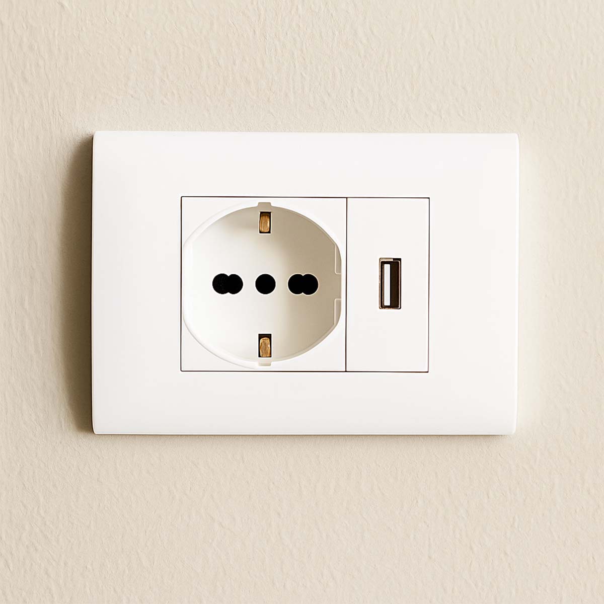Placca Elettrica con Presa 10/16A e Porta USB 2.1A 5V