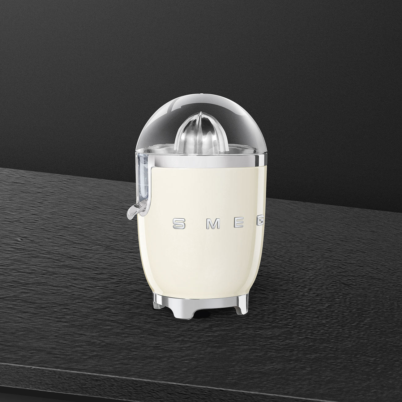 Spremiagrumi Smeg CJF11 estetica 50's style