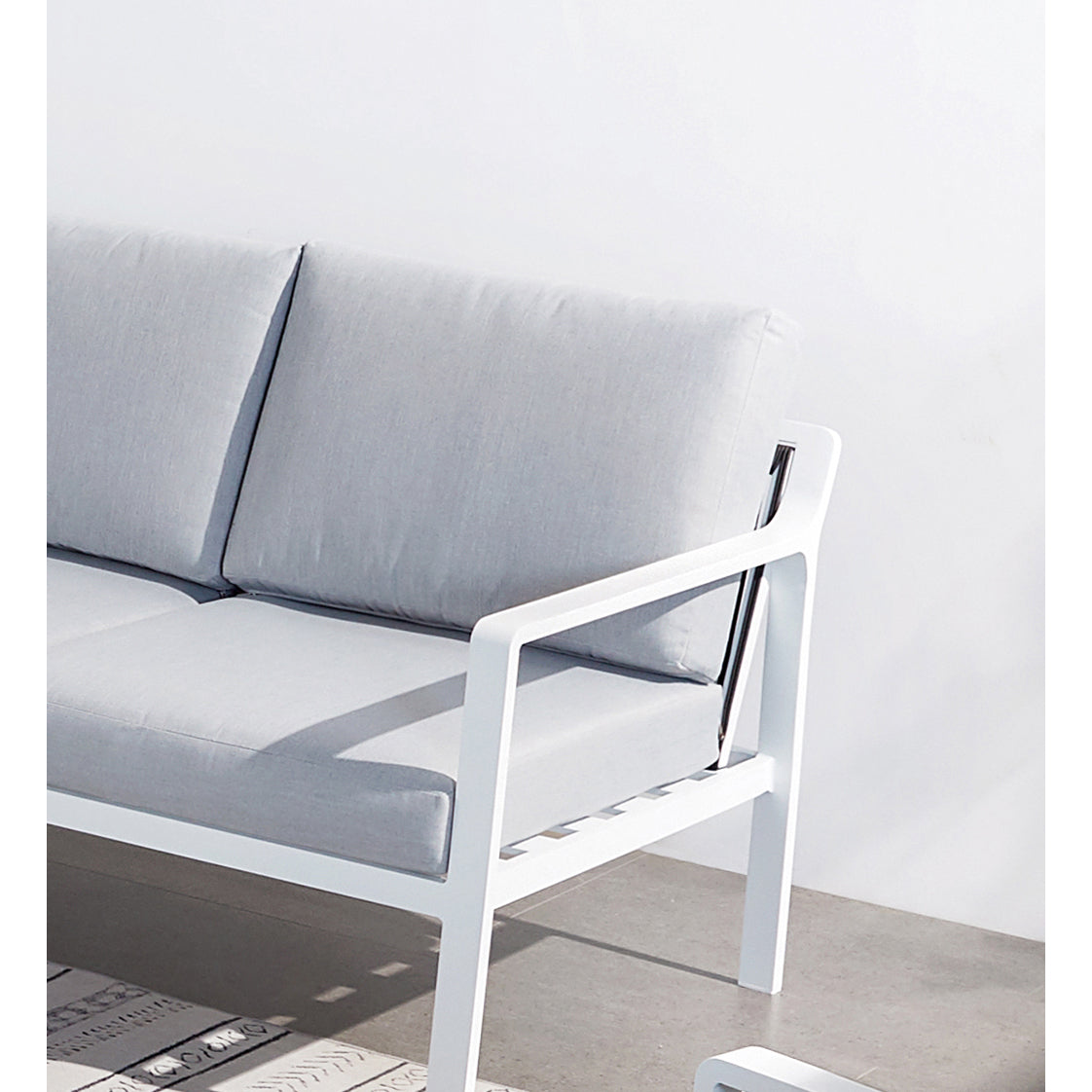 Set da giardino in alluminio con poltrona divano e 2 tavolini bianco e grigio Marbella
