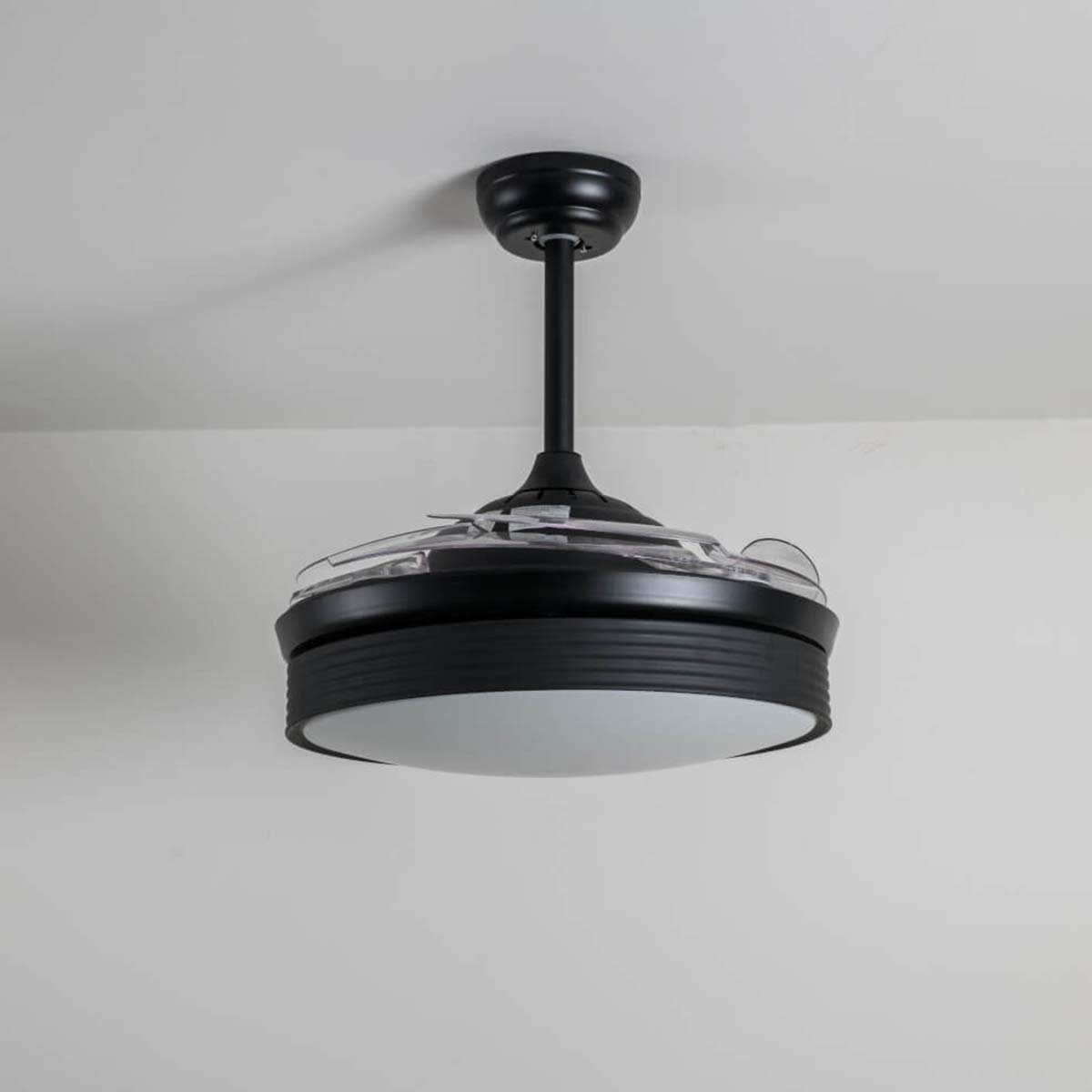 Ventilatore da soffitto con luce e telecomando a scomparsa Zephir