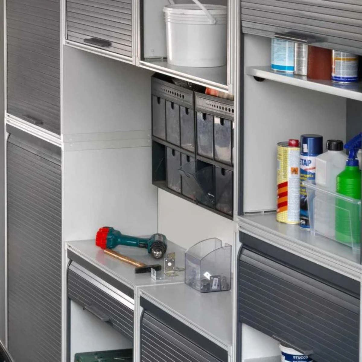 Armadietto grigio in plastica con serrandina 3 ripiani