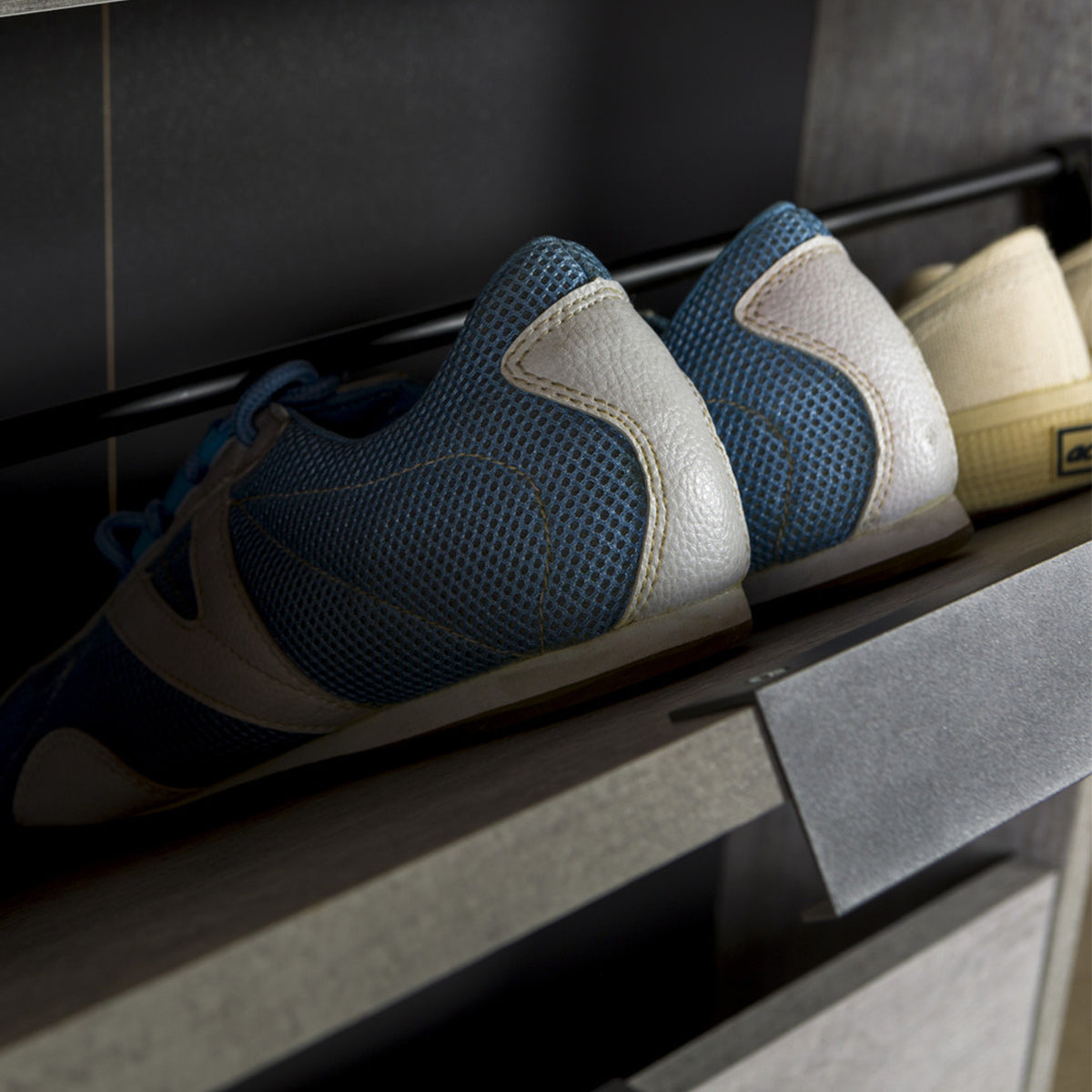 Scarpiera slim 65x173h cm cemento con 5 ante a ribalta