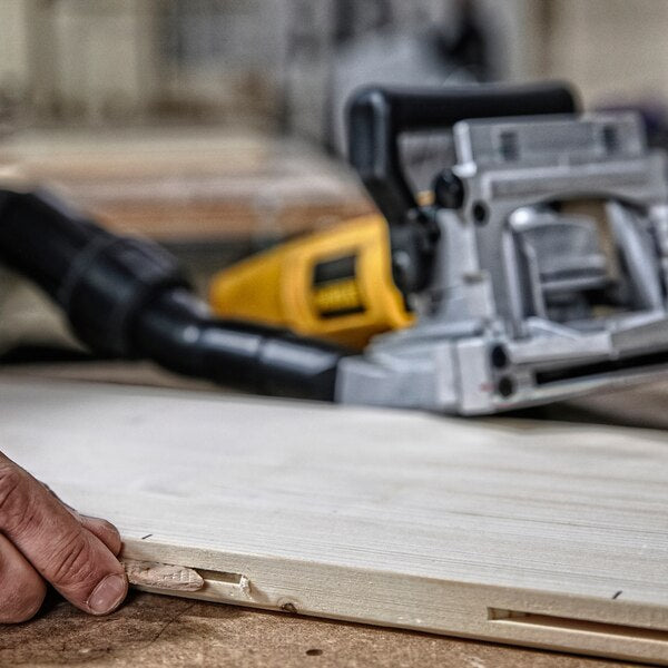 Fresatrice per giunzioni DeWalt DW6822K-QS con linguette 600 W attacco 10 m