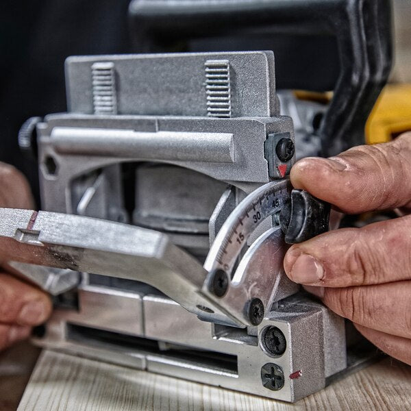 Fresatrice per giunzioni DeWalt DW6822K-QS con linguette 600 W attacco 10 m