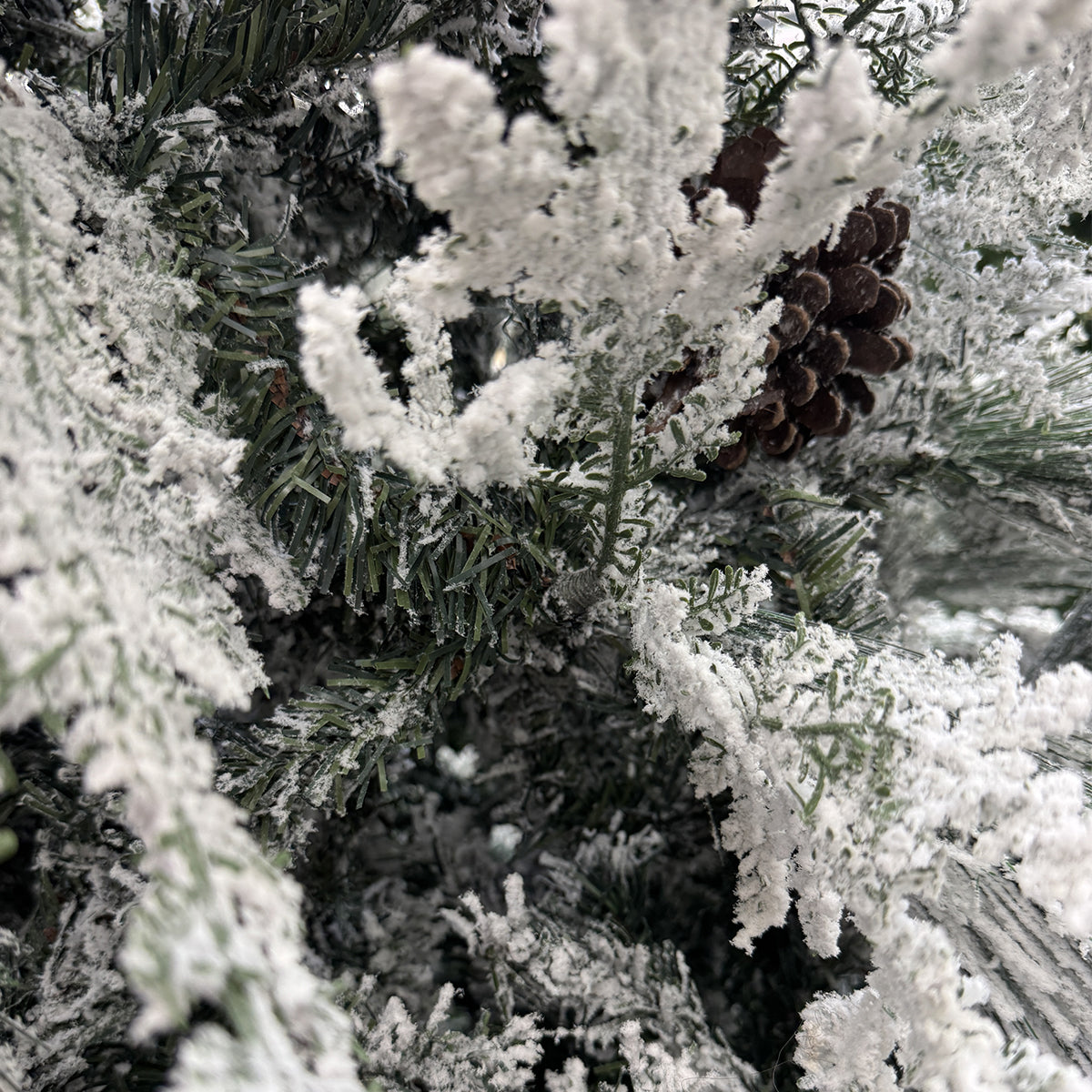 Albero di Natale innevato con pigne Dunder
