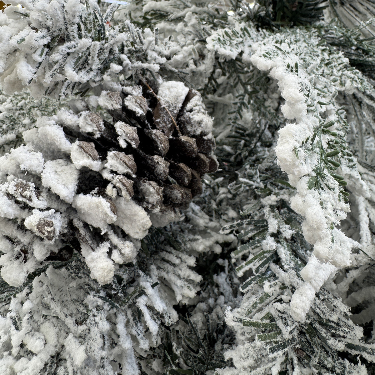 Albero di Natale innevato con pigne Dunder