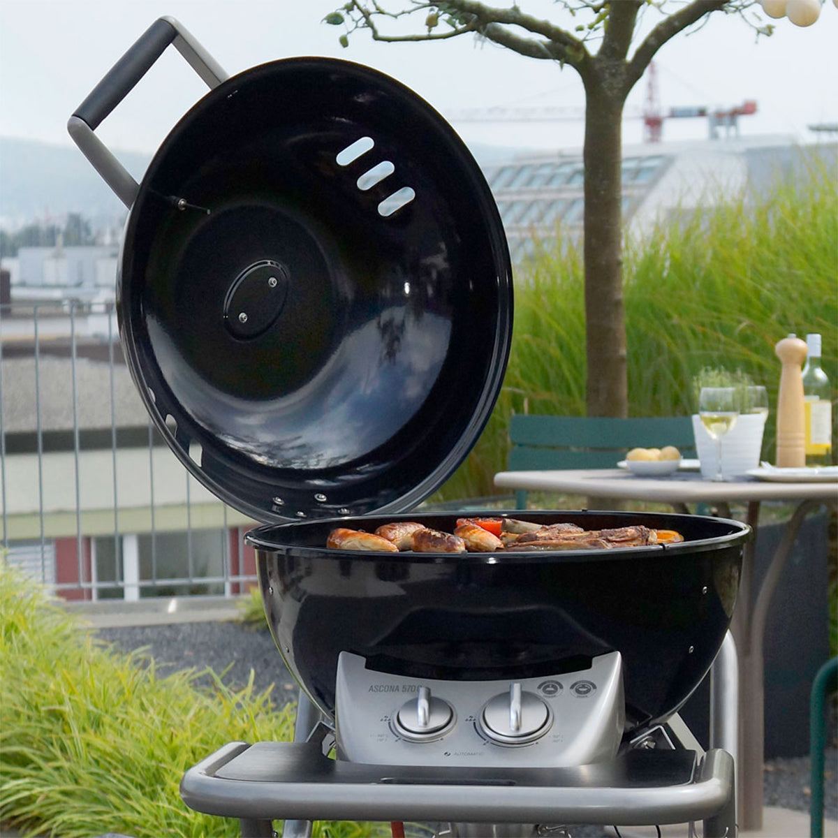 Outdoorchef Barbecue a gas Ascona 570 G All Black in giardino