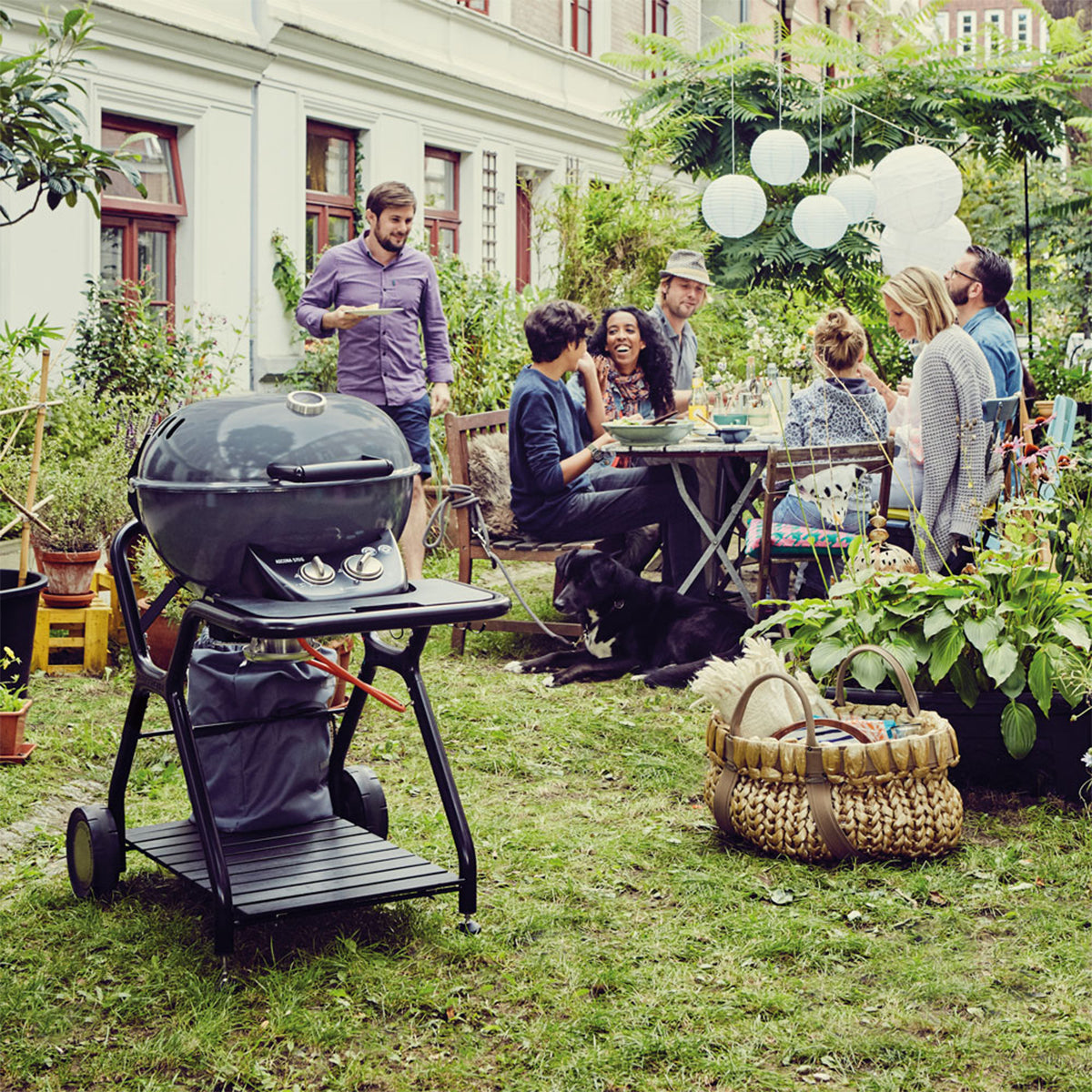 Outdoorchef Barbecue a gas Ascona 570 G All Black in giardino