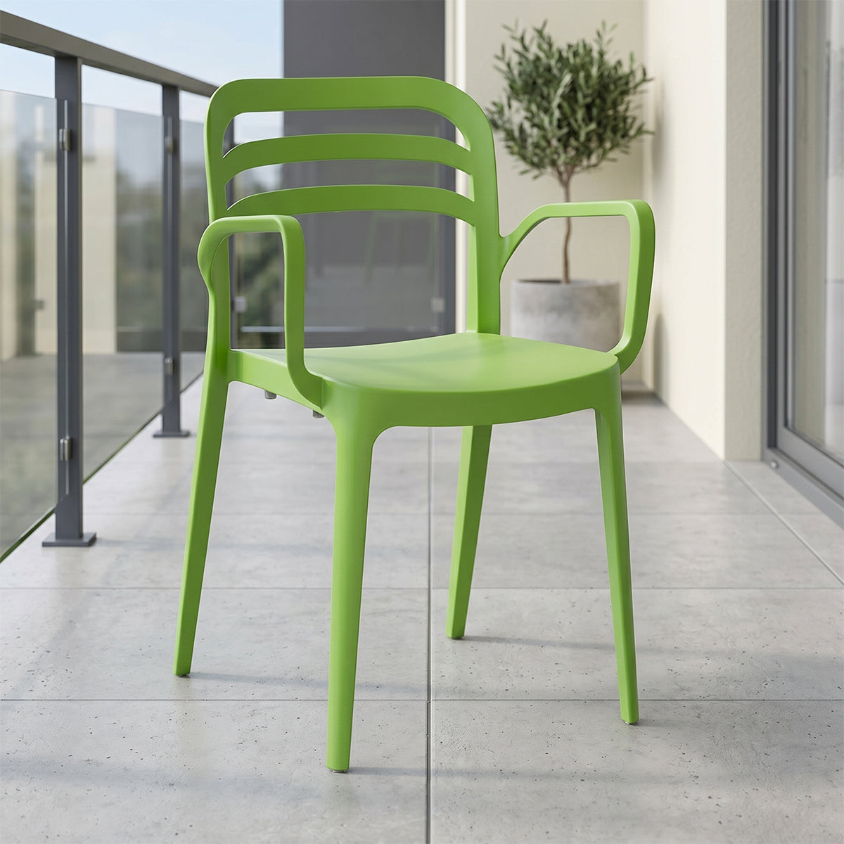 Sedia in polipropilene impilabile con braccioli 46x51x82 cm