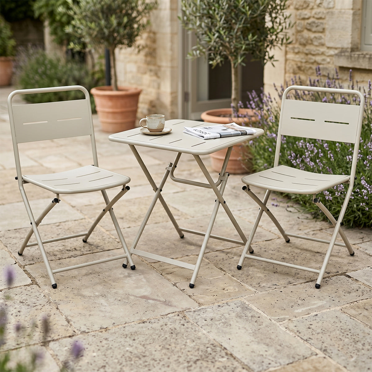 Set Bistrot in metallo beige pieghevole salvaspazio tavolino e 2 sedie