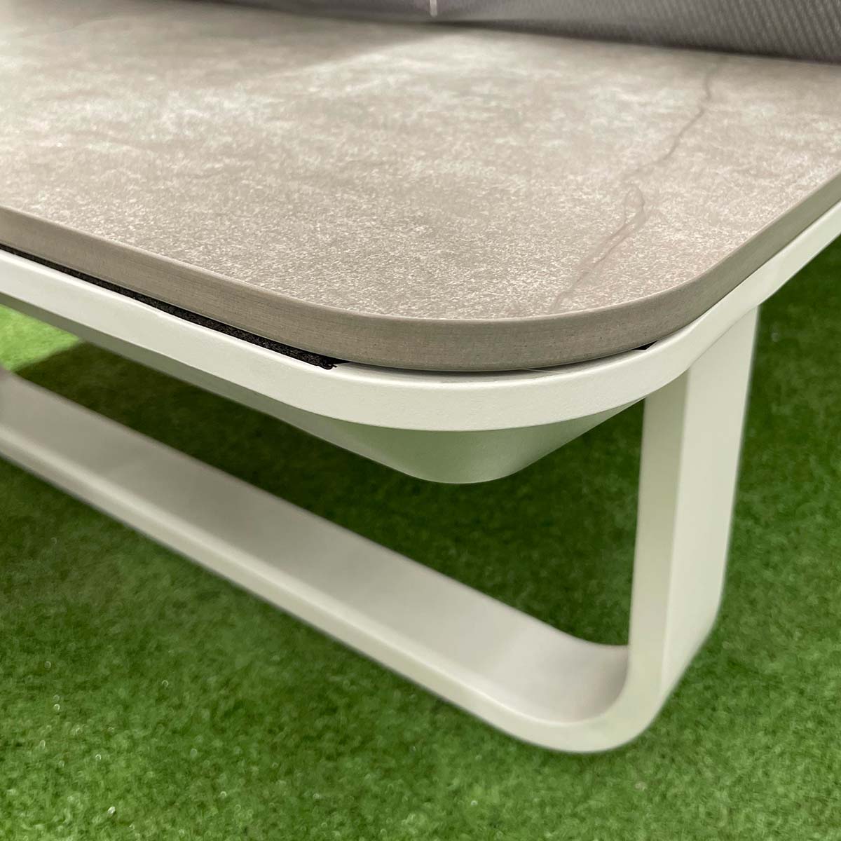 Set da giardino in alluminio bianco e grigio con cuscini Tulum