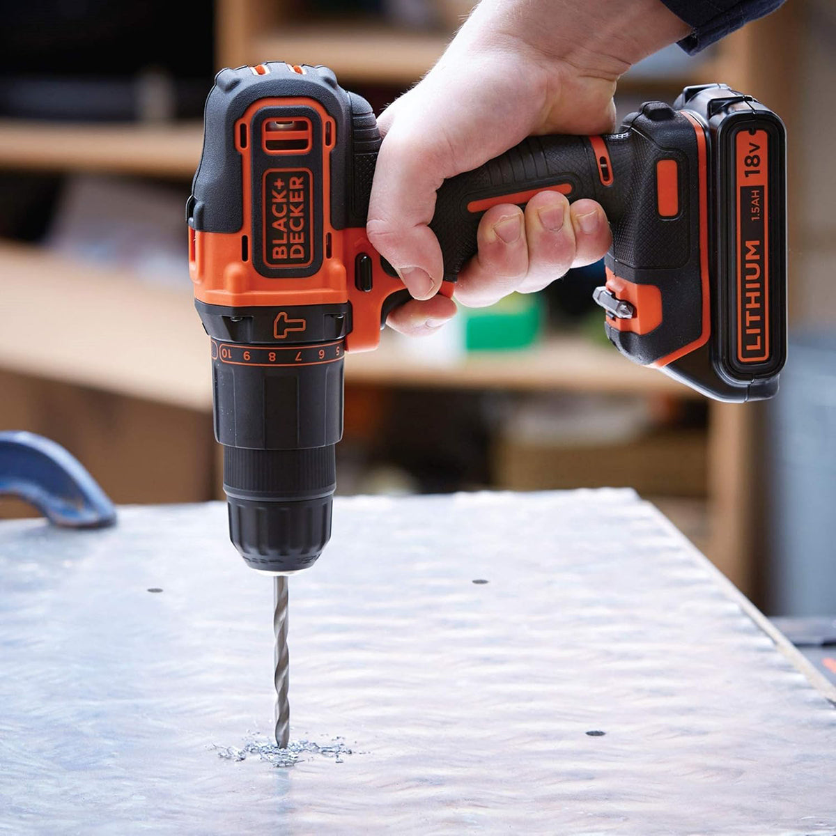 Trapano avvitatore a percussione 18 V con valigetta e accessori Black & Decker