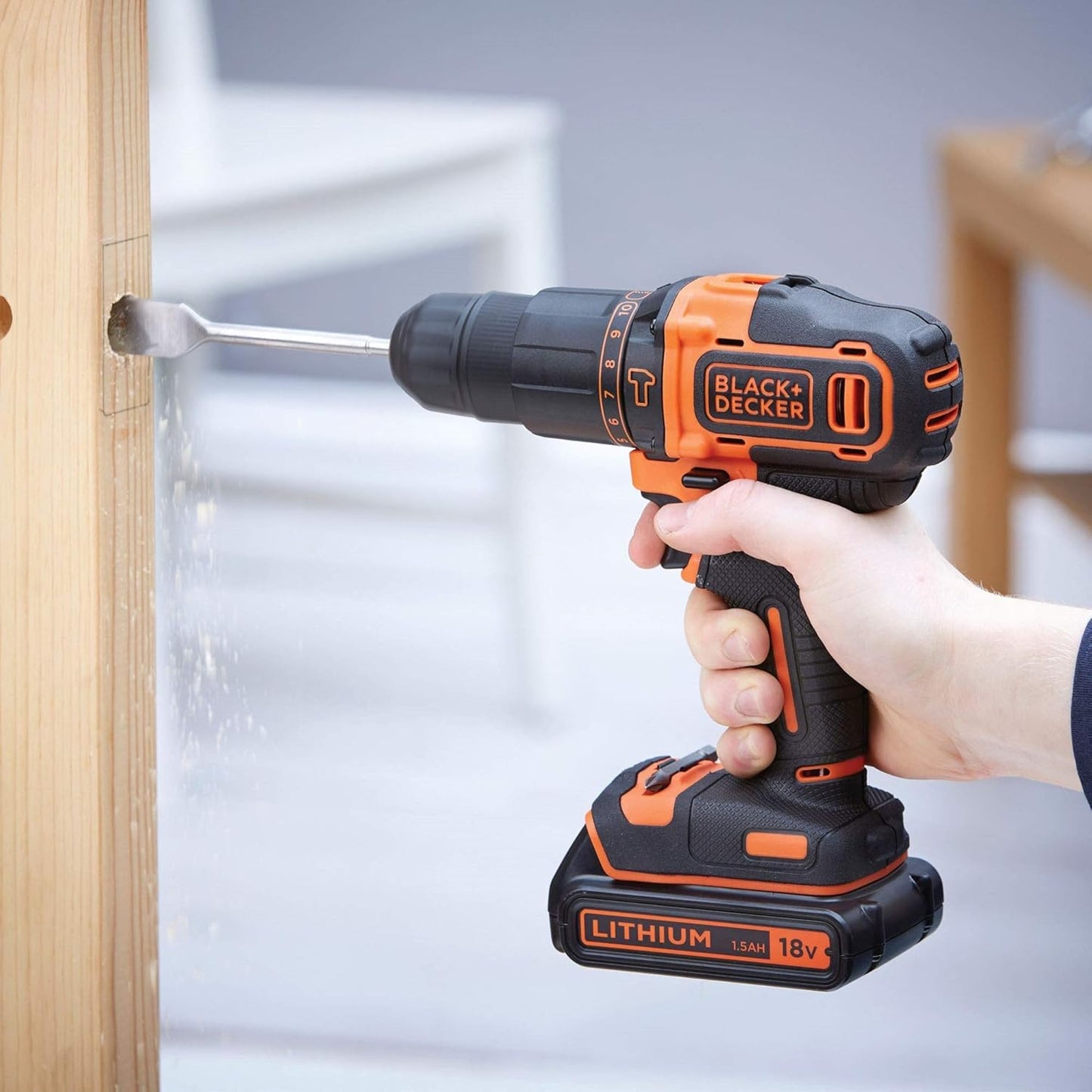 Trapano avvitatore a percussione 18 V con valigetta e accessori Black & Decker