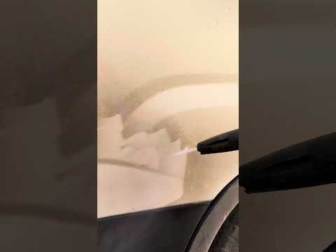 Video idropulitrice in azione che pulisce lo sporco di un furgone